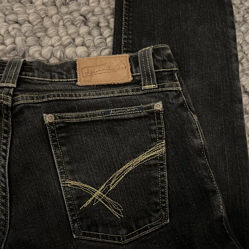 Skiiit snygga lågmidjade vintage jeans, säljer då de är lite för stora för mig❤️står att de är 32/34. . Jeans & Byxor.