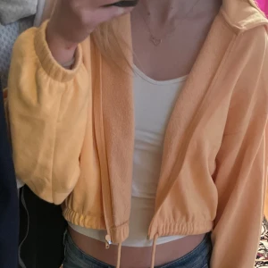 Orange hoodie🧡 - Använd ett par gånger men inga defekter💕
