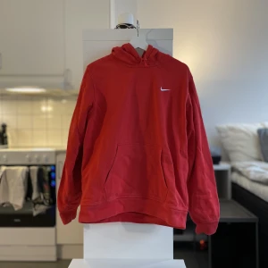 Vintage Nike Hoodie - Några fläckar på ena ärmen och magen. Storlek L