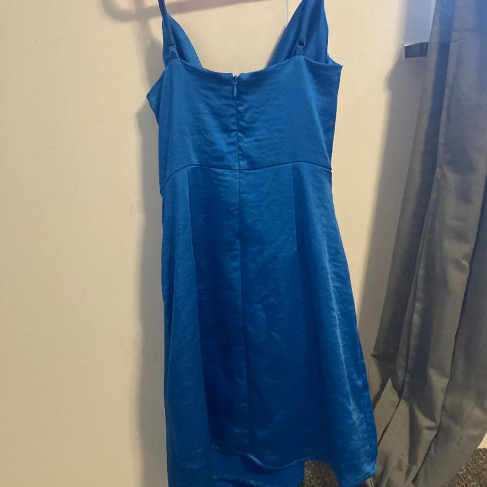 Wow wow wow! En blå riktigt snygg klänning från Gina Tricot. Knappt använd så den är i väldigt bra skick. Perfekt kalas/fest klänning och väldigt glansig. Väldigt fin blå färg, perfekt nu till sommaren! Axelbanden går att spänna in eller ut.. Klänningar.