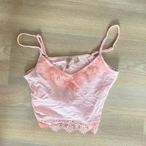 Croptop  - Ljusrosa croptop från hm