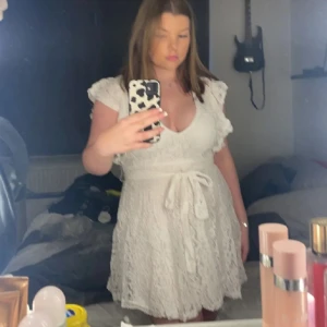 En studentklänning - Säljer en vit studentklänning, använd en gång. Inga fläckar🩷