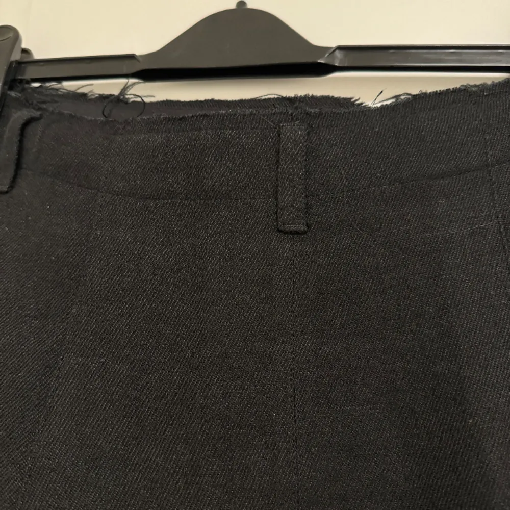 Our legacy pleated wrap skirt   Material: 52% Virgin Wool 46% linen  Storlek: 36 Skick: inga anmärkningar   Detalj: har fickor<3. Kjolar.
