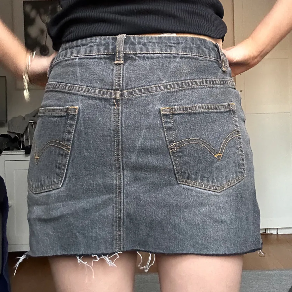 En superfin Lågmidjad jeans kjol perfekt till sommaren som jag tyvärr inte fått så mycket användning till! Det finns inga defekter alls på plagget. Kjolar.