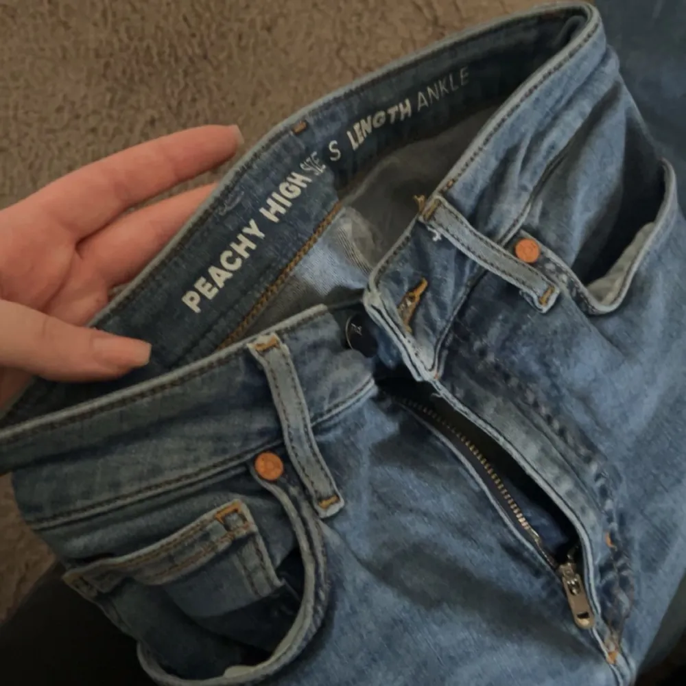 Supersnygga jeans köpta på bikbok, storlek S knappt använda. Köpta för 399kr.. Jeans & Byxor.