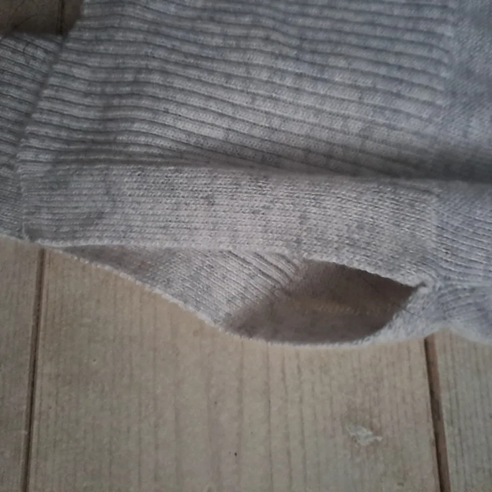Säljer den här gråa stickade tröjan då jag redan har liknande🩷 Den är i bra skick, inte alls nopprig eller så!! Köparen står för frakten😊. Stickat.