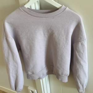 Super frun sweatshirt från Gina, säljer även en svart. Passar xs/s. Ord priset är 259. Hör gärna av er.💕