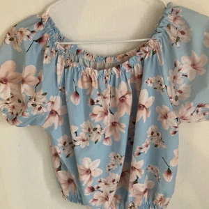 En blommig sommarblus🌸🌷 - Har används 2 gånger