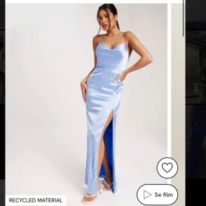 Balklänning - En ljusblå satin balklänning från Nelly😊Använd på en bal förra året!  Nytvättad på kemtvätt och inget felaktigt. Mycket bra skick! 