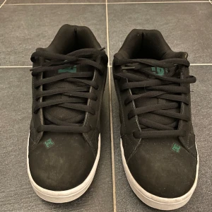 Dc shoes - Hej, jag säljer ett par dc shoes i storlek 41. Helt okej skick, minus en slitning på vänster sko, kan skicka bild om någon undrar. Hör gärna av er vid funderingar:)