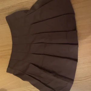 Brun Kjol, H&M - Jätte söt brun kjol som jag tyvärr inte kunnat använda då den är för stor i midjan, Storlek 36/ S ungefär Inte för kort Har inga skador eller fläckar