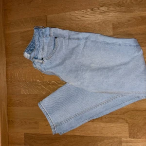 Grunt  - Hej. Säljer ett par ljus blåa grunt jeans i storlek 27/30 