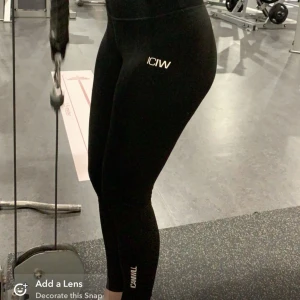 Iciw träningstights  - Jättefina träningstights från Iciw , köpta för några år sedan så det är tecken på användning men fortfarande jättebra skick , Scrunch i rumpan och jätteskönt material 