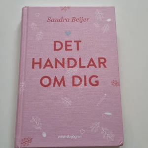 Yngre tonårsbok - Bok för yngre tonåren. Fint skick. Möts upp i Stockholm vid köp