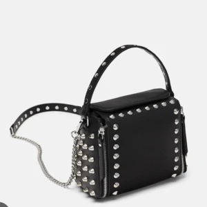 Nit-väska  - Nitväska. Man ser tecken på slitage men inget som stör. På baksidan är en liten bit läder avskavt se bild, även knapparna invändigt är lite röda i förgen. Kan skicka mer bilder. Axelband skickad med men notera att den är lite rostig men man kan byta 