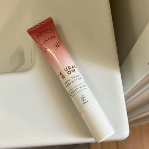 Lumene blush - Lumene blush i färgen 4 berry🫐💕 Den blush har inte används i ansiktet och bara testats på handen. Original pris 125kr