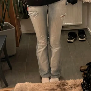 Bootcut jeans - Ljus blåa bootcut jeans, de är slitna där back, där nere❤️❤️ pris kan diskuteras❤️❤️ säljer då de var försmå i midjan