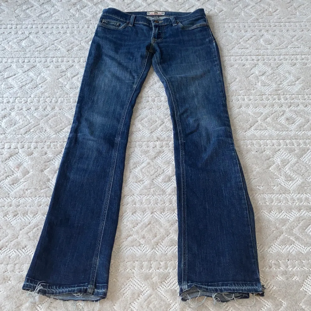 Supercoola Lågmidjade bootcut jeans som jag köpte här på plick men de var tyvärr för små så jag säljer dem vidare! Midjemåttet är 40cm och innerbenslängden är 85cm . Jeans & Byxor.