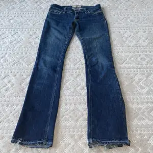 Supercoola Lågmidjade bootcut jeans som jag köpte här på plick men de var tyvärr för små så jag säljer dem vidare! Midjemåttet är 40cm och innerbenslängden är 85cm 