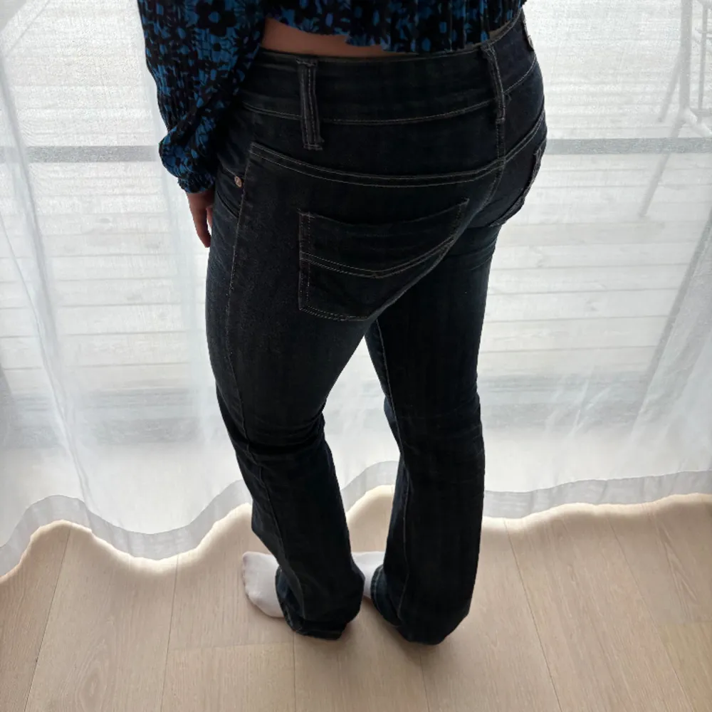 Snygga lågmidjade jeans, mörkblå denim💋. Strl Xs/S❣️❣️ Säljer pga att de är för små!💓 Fint skick❤️‍🔥. Jeans & Byxor.