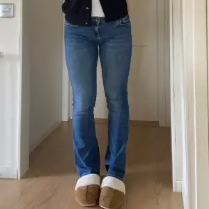 Lågmidjade jeans från Zara. De har hål mellan benen som är igensydda, inget som varken syns eller märks av.🤍🤍