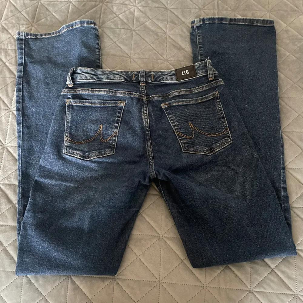 Säljer dessa supersnygga jeans från Ltb i modellen Roxy, säljer pga att de aldrig kommer till användning längre. Hör av dig för frågor eller mer bilder💕. Jeans & Byxor.