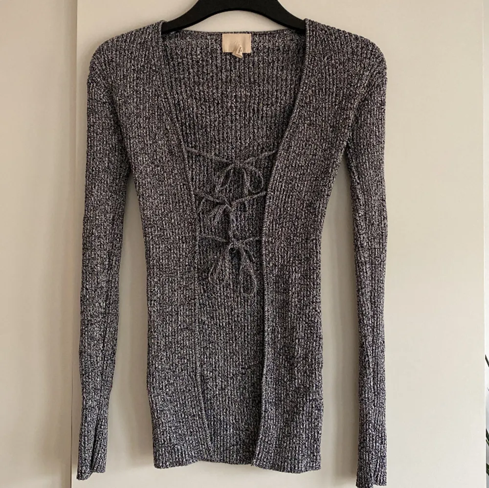 Ett två delat ribbat knitted set med slits i byxan. Storlek XS, använd 2-3 gånger. Den ser och känns ny. Köpt för 800 kr på H&M. Tröjor & Koftor.