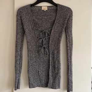 Ribbat set i grå - Ett två delat ribbat knitted set med slits i byxan. Storlek XS, använd 2-3 gånger. Den ser och känns ny. Köpt för 800 kr på H&M