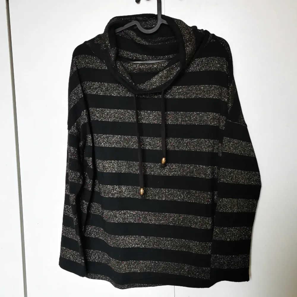 Light and comfy jumper. It is S but a little bit oversized so it can fits an M. It has been worn only few times. Looks like new . Tröjor & Koftor.