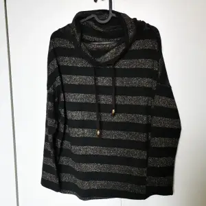 Light and comfy jumper. It is S but a little bit oversized so it can fits an M. It has been worn only few times. Looks like new 