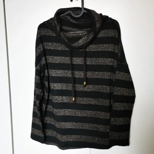 Jumper - Light and comfy jumper. It is S but a little bit oversized so it can fits an M. It has been worn only few times. Looks like new 