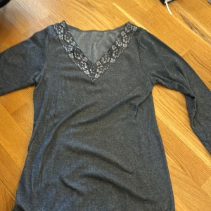 spetströja - superfin grå spetströja storlek s. stretchig och skön