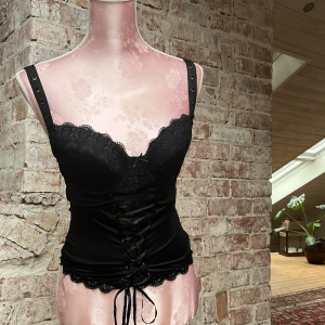 Korsett topp - Korsett topp med spets detaljer och snörning i midjan 🖤står inte storlek men  sitter som en S