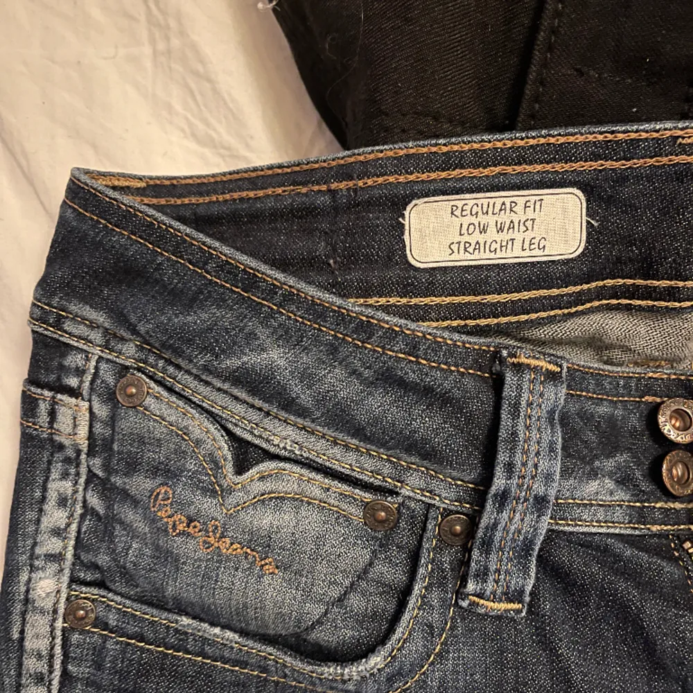 Snygga lågmidjade jeans från Pepejeans i väldigt bra skick. Storlek 30/34 vilket motsvarar ca 76-80 i midjemått och 80-85 innerbenslängd. Jag är 169. . Jeans & Byxor.