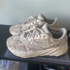 100% Authentic. Pretty beat up with some cleaning could freshen these up therefore cheap price. Wont find a cheaper pair than these. No box just the shoes! Retail is crazy expensive so, dm me if you have any questions!