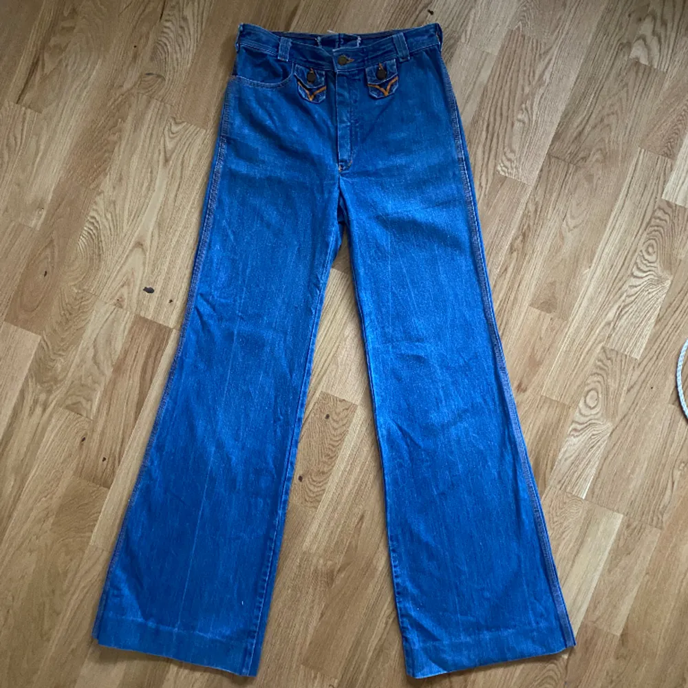 Fina vintage jeans från 70 talet. i super bra skick! Strl XS, se mått: Midja-68 cm, Stuss-95 cm, Innerbenslängd-81 cm. Kan mötas upp i centrala stockholm💞. Jeans & Byxor.