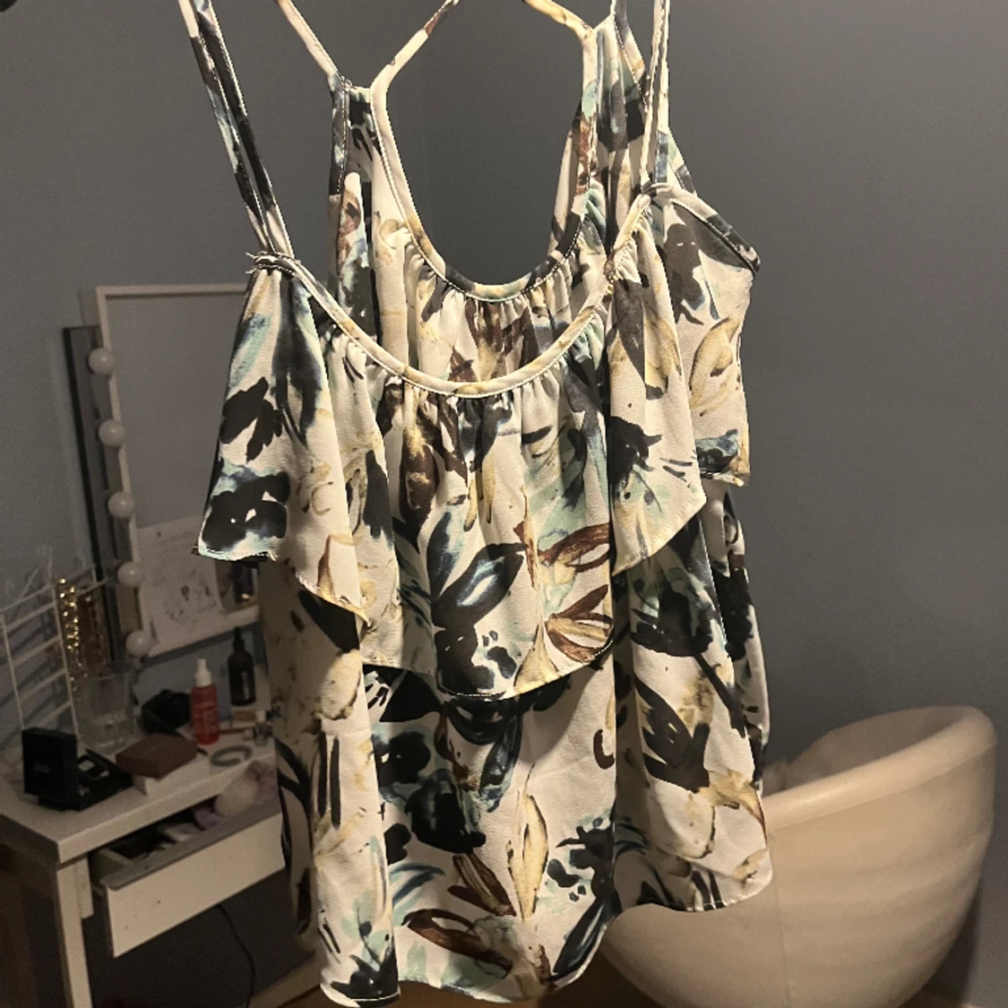 Färgglad Volangtopp med kryssad rygg