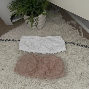 Bh-ar utan band - Bh-ar utan band från h&m i storlek XS som är i färgen vit och beige perfekt till tröjor som man inte vill att bh bandet ska synas på! 100kr för båda 2