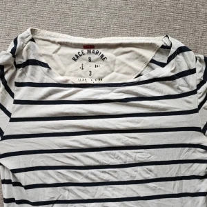 Randig top - Tight randig top med trekvartsärm. Seglarstil från race marine.