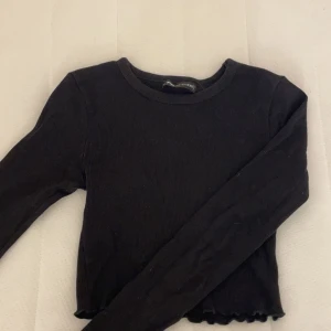 Svart långärmad tröja  - Jag säljer denna svarta långärmade tröja från new yorker då den inte kommer till användning längre. Den är inte i nyskick men den har inga defekter. 