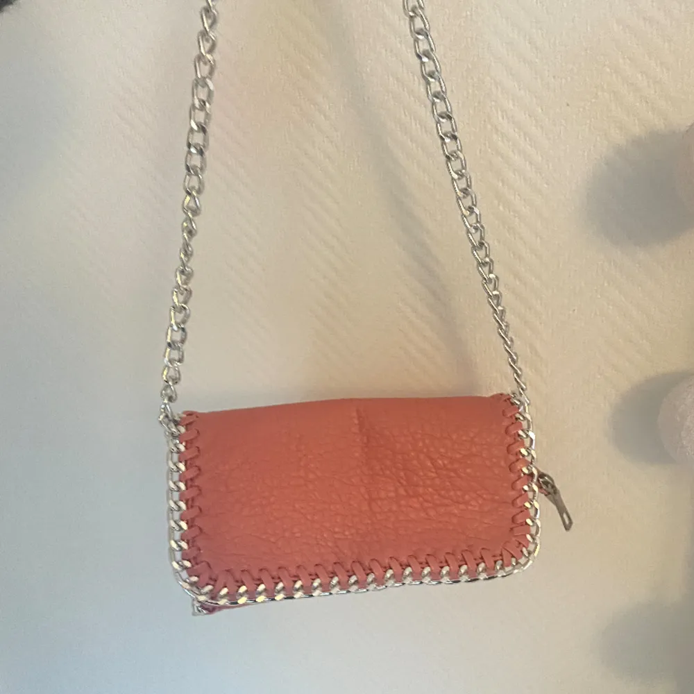 En rosa liten väska, nästintill oanvänd. Köpt från Scorett (tiamo). Säljer då jag inte använder den 🩷. Väskor.