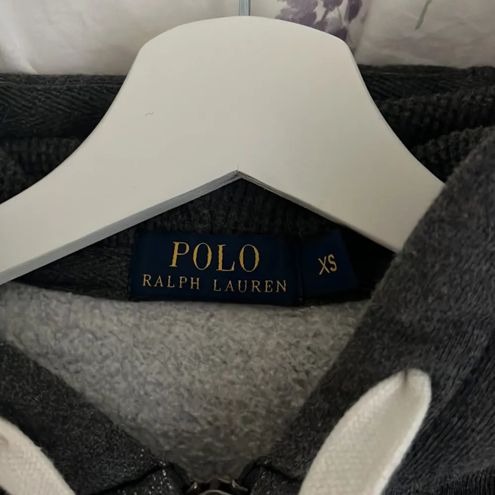 Superfin zip-up hoodie från Polo Ralph Lauren i en mörkgrå färg med rött märke. Storleken är Xs men passar även S. Nypris 2100, Mitt pris 449 men kan såklart diskuteras!❤️. Hoodies.