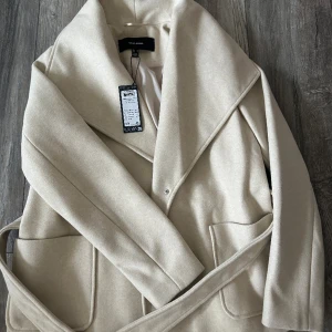 Kappa  - Säljer min helt oanvända vmvince amy jacket från Vero Moda. Har aldrig använts så prislapp och allt sitter kvar. Storlek S men passar både storleken större och mindre beroende på hur man vill att den ska sitta.  Köparen står för frakten