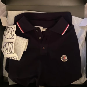 Moncler piké  - Storlek S, passar M  Helt ny köpt på NK  Kvitto finns 