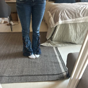 Lågmidjade jeans med snörning🤎 - Lågmidjade LTB jeans, snörning är sydd på egen hand och går att justera🤎 I modellen Valerie.