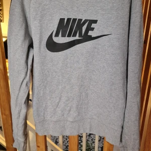 Nike tröja  - Nike tröja i fint skick Inte sonens stil längre, storlek small i junior storlek  Använd endast enstaka gång  Katt finns i hemmet 