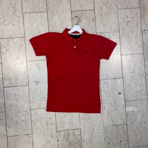Ralph Lauren piké  - En röd Ralph Lauren piké i storlek M🔥 Inga deffekter, mycket fint skick. Hör av dig vid minsta fråga🔔