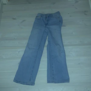 Jeans  - Bra skick och fina på! Lite mer åt det baggy hållet men lågmijade!💕 dom är i storleken 150! Och är från  lager 157💕 pris kan diskuteras  vid överenskommelse! Köpere sår för frakt💕