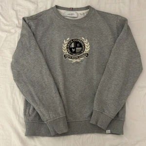 Les Deux tröja - Ljusgrå Les Deux tröja i storlek S. Väldigt fint skick och inga täcken på användning. Nypris: 1300kr Skriv gärna om du har några frågor