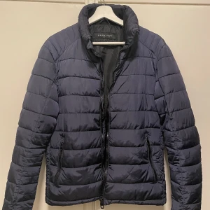 Zara dunjacka  - Mörkblå dunjacka perfekt för våren!  Jättefint skick på den, var tyvärr lite liten på mig…  Storlek M